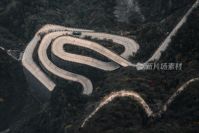 A bird's eye view of a snake-like mountain road overpass high up in Tianmen Shan (天门山), Zhangjiajie (张家界)